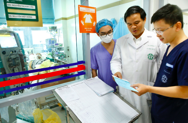 
PGS.TS Đào Xuân Cơ (ở giữa) và các bác sĩ khoa Hồi sức tích cực hội chẩn ca bệnh cúm mùa biến chứng nặng. Ảnh: Dương Ngọc
