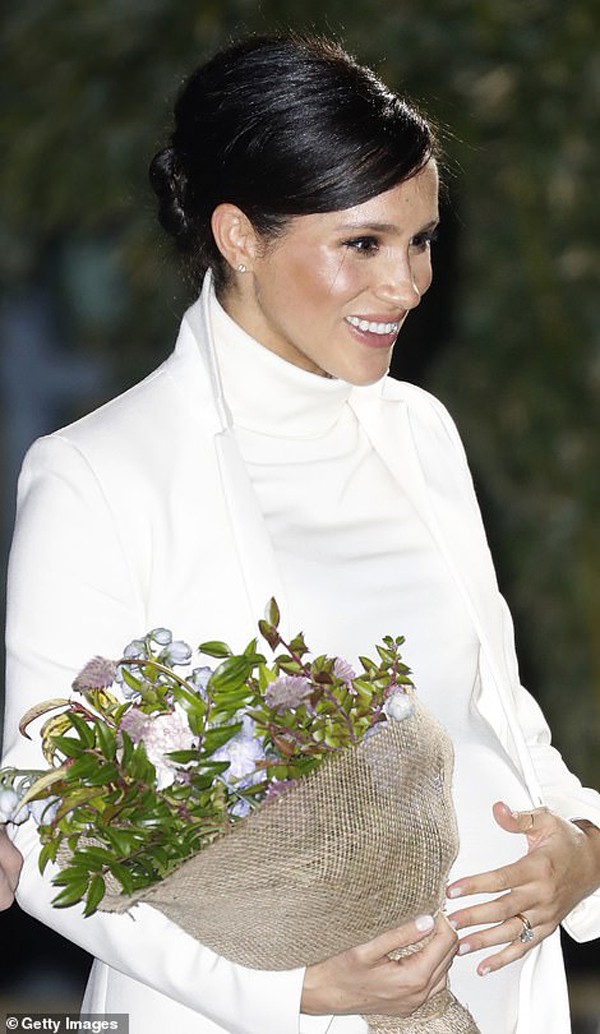 
Thần thái tươi tắn của Meghan Markle trong sự kiện vào tối 12/2.
