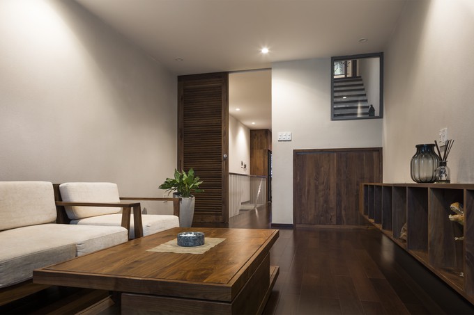 Chủ nhà là người không cầu kỳ nên nội thất trong nhà cũng rất đơn giản với đồ gỗ thô mộc.