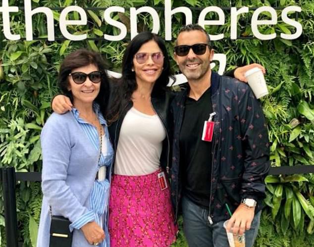 Michael, Lauren Sanchez và mẹ (từ phải qua) đến trụ sở Amazon tháng 6/2018. Michael sau đó gọi Lauren là người bạn thân nhất trong bức ảnh đăng tải trên trang cá nhân. Ảnh: Twitter.