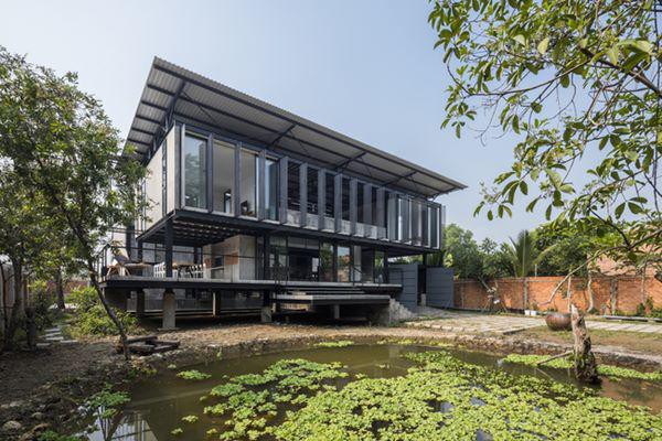 
Ba năm trước, Nghệ sĩ Đỗ Hoàng Tường, một nghệ sĩ nổi tiếng của Việt Nam, đã xây lên một ngôi nhà với không gian xanh độc đáo và mang lại cuộc sống trong lành tại khu ngoại ô.
