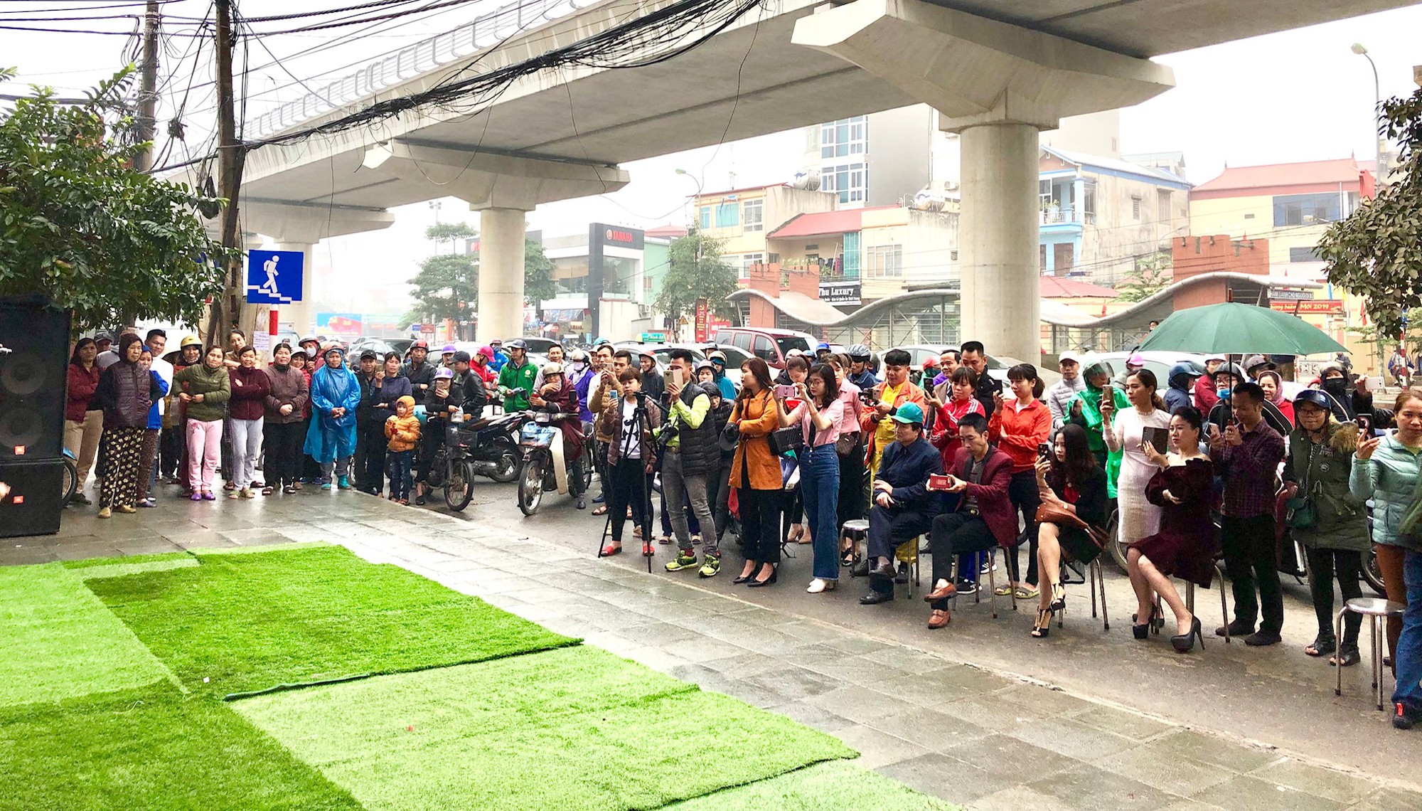 Hàng trăm người dân đã nhận được niềm vui đầu năm mới
