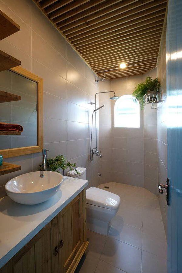 
Phòng tắm tuy khá nhỏ nhưng lại thật thoáng đãng với cửa ngách lấy sáng và các chậu cây xanh.
