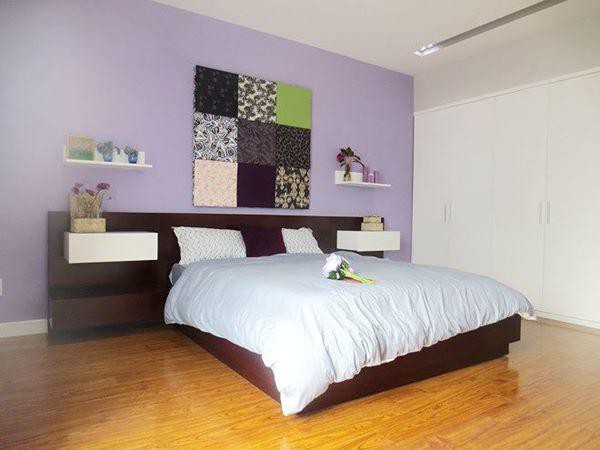 
Phòng ngủ của cha mẹ được cách điệu cùng mảng tường đầu giường sơn tím.
