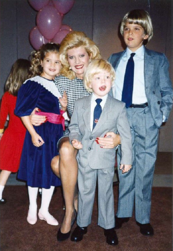 
Ivana bên ba con lúc nhỏ.
