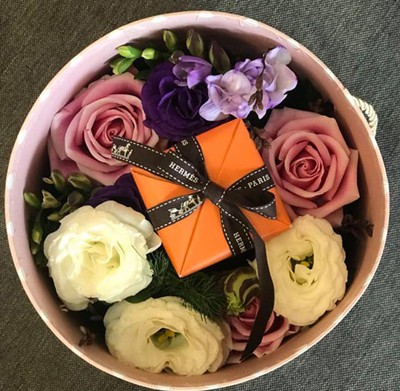 
Một hộp hoa bán kèm các loại quà cho dịp Lễ Tình nhân năm nay. Ảnh: NVCC
