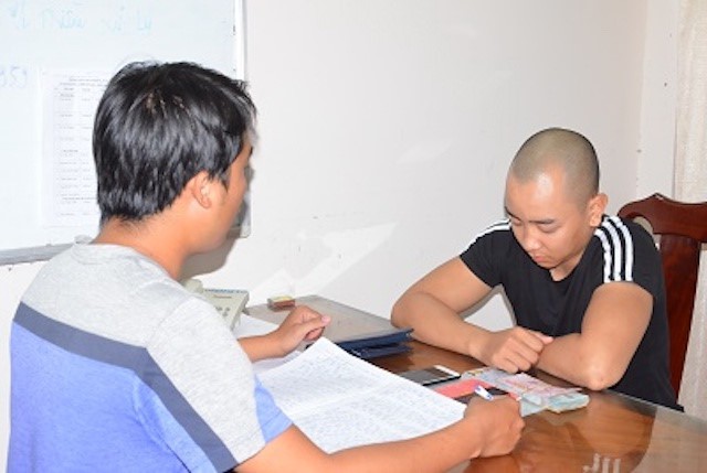 Thao (bên phải) tại cơ quan điều tra. Ảnh: Công an Trà Vinh.