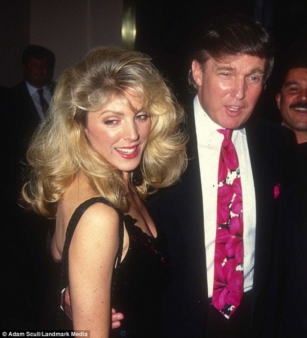 
Marla Maples được xem là người phụ nữ xen vào cuộc hôn nhân của ông Trump và vợ đầu tiên.
