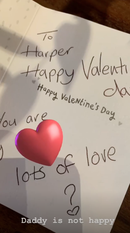 Victoria Beckham đăng ảnh chụp tấm thiệp Valentine dành cho Harper kèm câu Bố không vui.