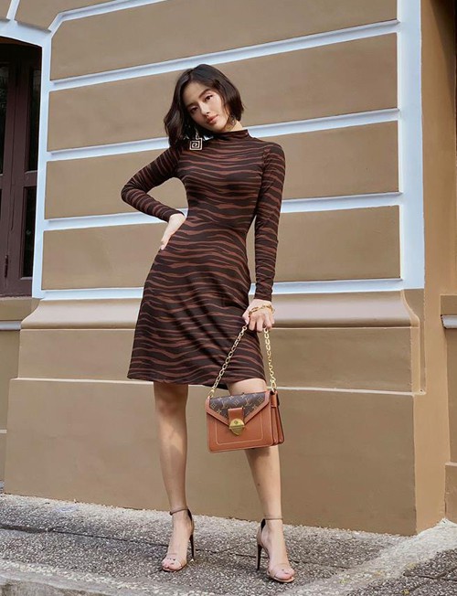 Khánh Linh chưa bao giờ gây thất vọng với style xuống phố đơn giản nhưng đầy đẳng cấp. Cô nàng diện túi xách của LV có giá £2.100 khoảng 56 triệu.