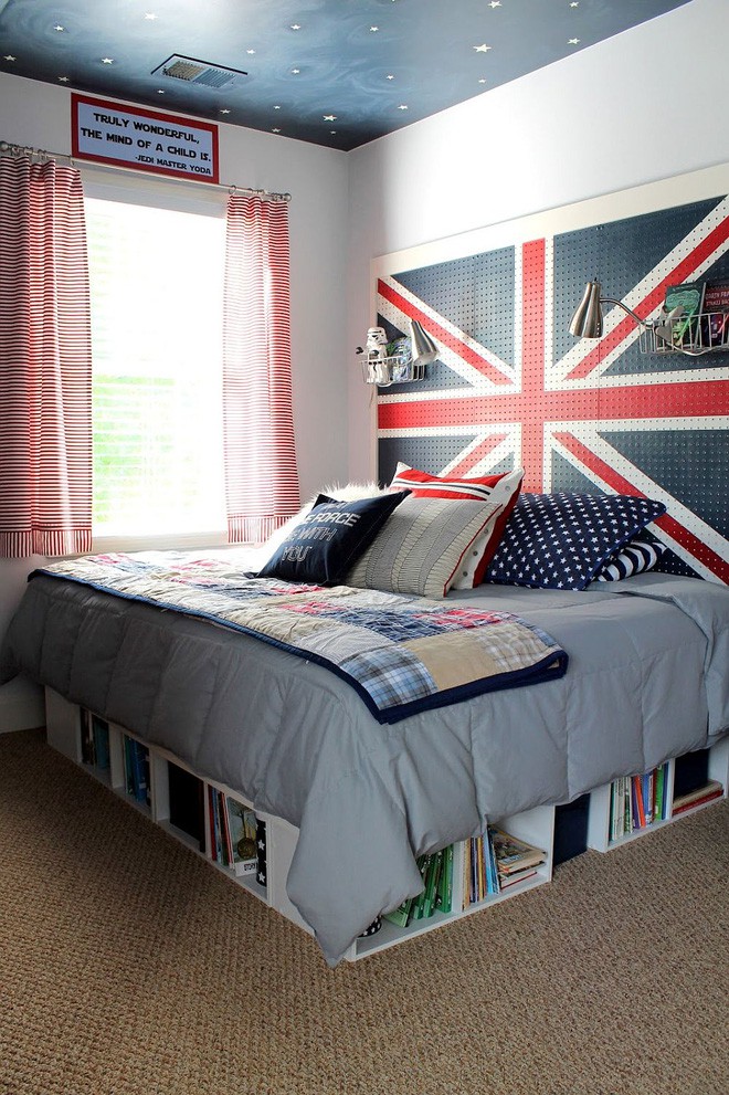 Ví dụ như bảng đầu giường bằng tấm bảng treo được sơn hình quốc kỳ hay bất kỳ hình nào bạn thích, lưu ý chọn hình đơn giản nếu bạn không quá khéo tay. Ngoài ra, phần thân giường có thể thiết kế thành các hộc ngăn để đựng truyện, sách hay tạp chí.