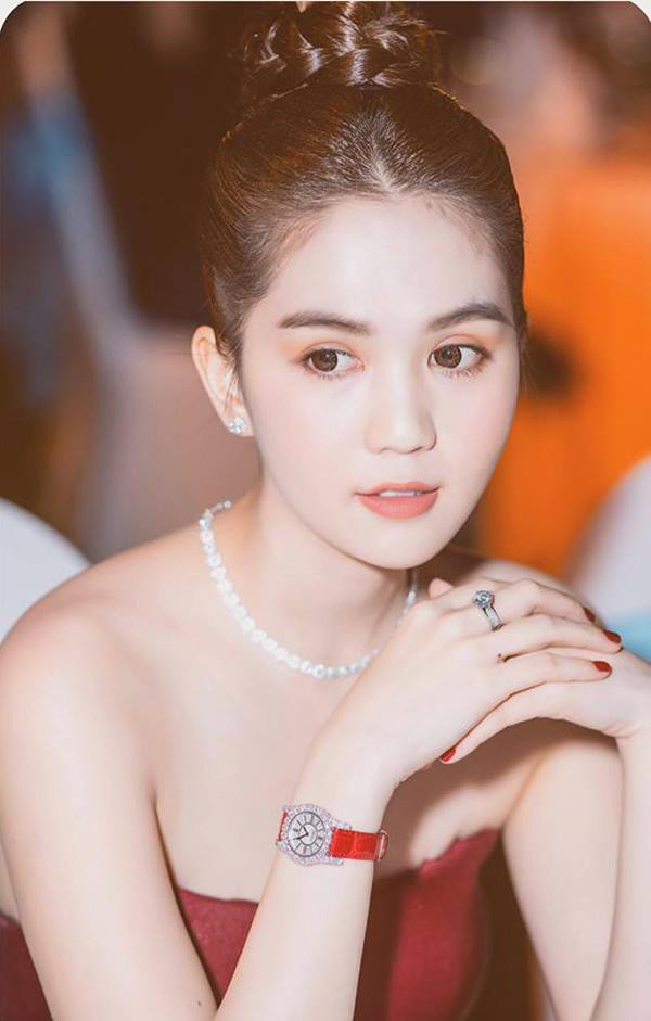 Màu son cam san hô với phần layout cực nhẹ nhàng và tự nhiên trở thành bức nền hoàn hảo cho nước da trắng hồng của Ngọc Trinh nổi bật hẳn lên.
