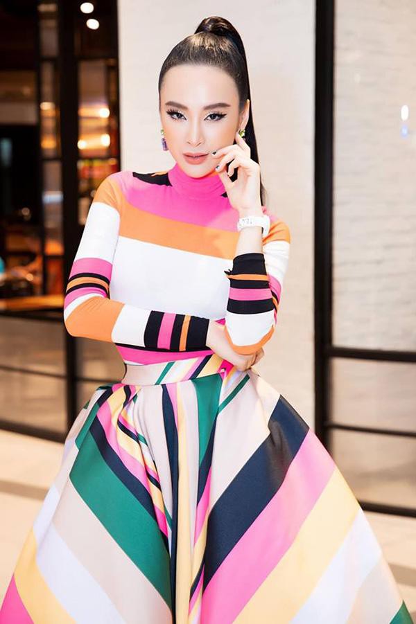 Một quý cô sành điệu như Angela Phương Trinh tất nhiên không thể bỏ qua màu son cam san hô thời thượng và bắt mắt này rồi. Và đúng là Angela Phương Trinh, vẻ sang chảnh toát lên ngay từ kiểu tóc đến style make-up với son cam san hô trendy và đặc biệt là đôi mắt mèo sắc sảo và hút hồn.