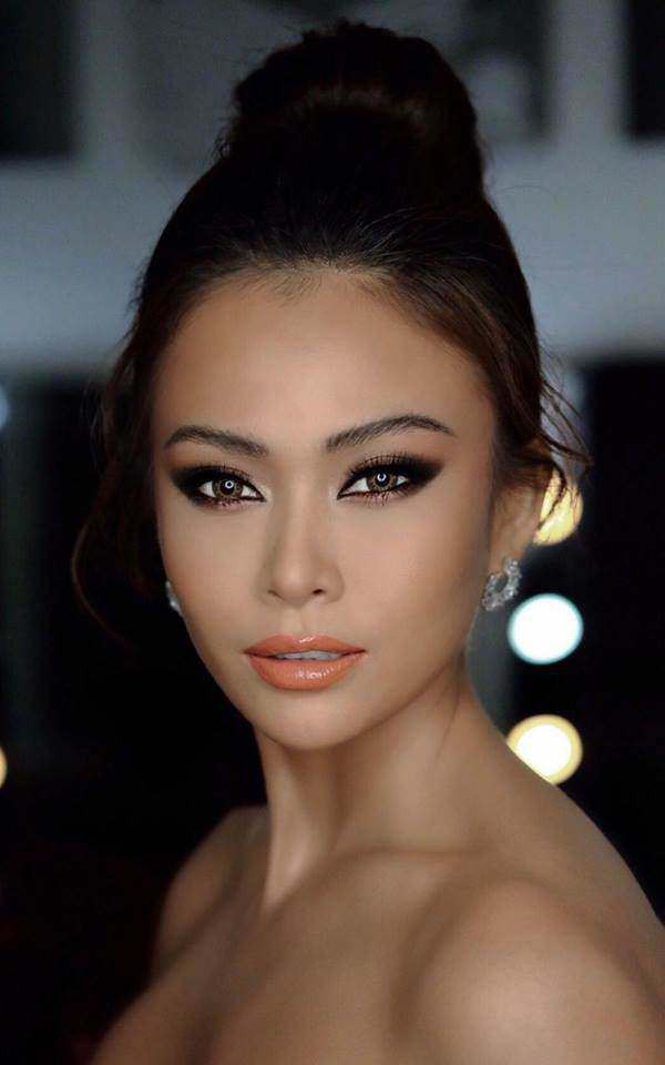 Mâu Thuỷ như hoá thân thành ngôi sao Hollywood với tông make-up nâu cùng đôi mắt đen sâu hút hồn và đôi môi căng mọng màu cam san hô.