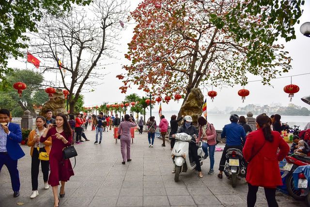 Việc đi lễ chùa, phóng sinh đầu năm mới là nét đẹp văn hóa tuy nhiên theo các chuyên gia tục lệ này ngày nay đang ngày càng bị biến tướng, dẫn đến những ứng xử văn hóa, tâm linh chưa phù hợp