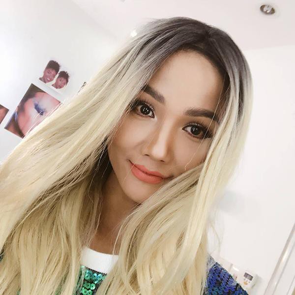 Không chỉ nước da trắng ngần của Ngọc Trinh, màu son này còn chấp luôn cả nước da ngăm nâu khoẻ khoắn và đậm nét tây của HHen Nie. Với tổng thể make-up chỉn chu từ lớp nền, phần tạo khối, chi tiết bắt sáng cực tinh tế đến phần nhấn nhá nhẹ nhàng vào đôi mắt và hàng chân mày, tất cả đều khá vừa phải để màu son cam san hô được toả sáng.