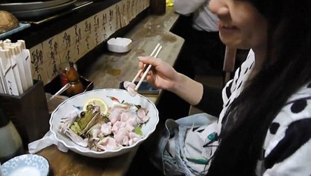 
Món thịt tươi sống này được ăn kèm với nước tương. Phần da và nội tạng của con ếch sẽ được ninh nhỏ lửa để tạo thành món súp cho khách hàng ăn tráng miệng sau khi đã ăn món sashimi.
