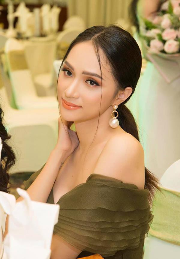 Vẫn dịu dàng và ngọt ngào như hình ảnh thường thấy, Hương Giang với lối make-up thiên về tự nhiên cùng phấn mắt cam và son môi bóng tông cam san hô trông cực kì quyến rũ và cuốn hút.