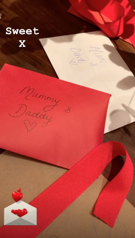 Những tấm thiệp dễ thương có đề chữ Mẹ và bố trên phong bì do các con của họ tặng nhân ngày lễ vinh danh tình yêu thương.