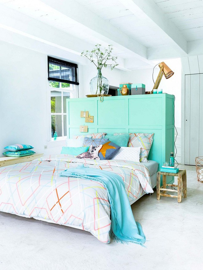 Hay một chiếc bảng đầu giường kiêm tủ đựng đồ lưu trữ có gắn bánh xe. Vậy là bạn có thể tạo thành vách ngăn chia không gian, để quần áo gấp, làm bảng đầu giường. 3 công dụng trong một sản phẩm. Còn gì tuyệt vời hơn?