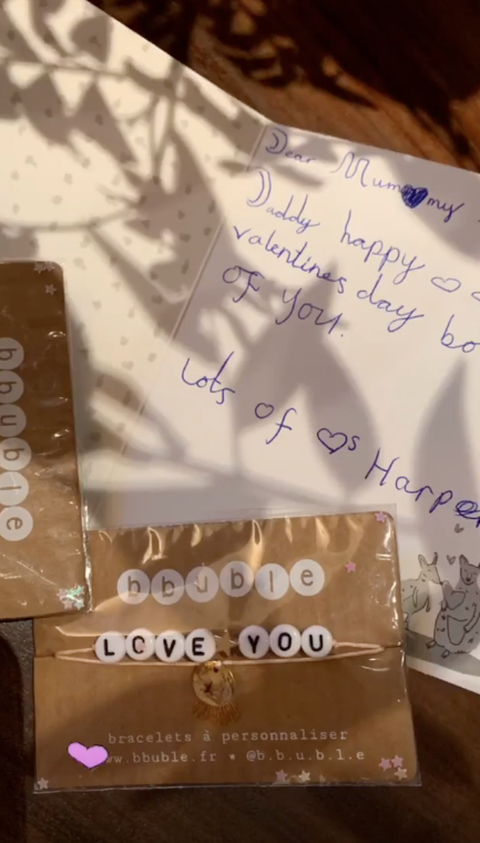 Harper viết thiệp tặng bố mẹ, và làm ra chiếc vòng tay có chữ Love you dễ thương hết cỡ để dành tặng hai người mà bé yêu nhất.