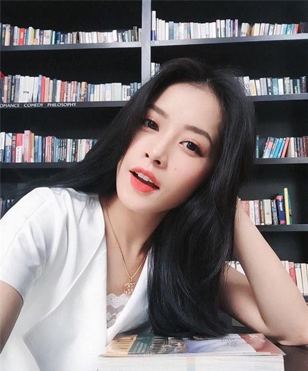 Vốn xinh đẹp tự nhiên, cô nàng Chi Pu chỉ cần trang điểm cực kì nhẹ nhàng với phấn nền, một chút phấn mắt và mascara rồi kết hợp thêm son cam san hô cũng đủ tươi tắn và rạng rỡ rồi.