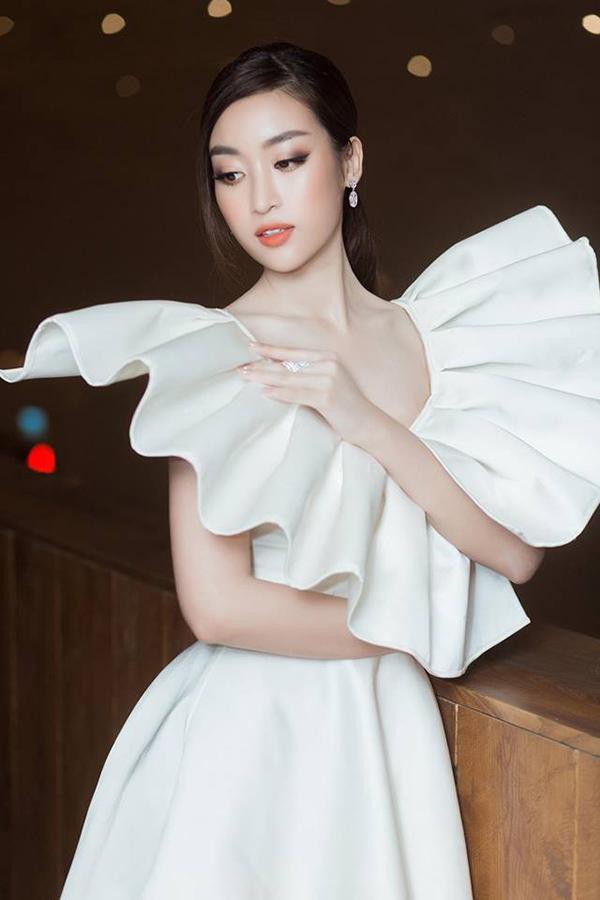 Vẫn dịu dàng nhưng thêm một chút gì đó cá tính và cuốn hút hơn, Đỗ Mỹ Linh lựa chọn kết hợp son môi màu cam san hô cùng màu mắt khói. Lối make-up này thực sự rất phù hợp với hình tượng của Đỗ Mỹ Linh, đặc biệt là khi nàng Hậu quyết định theo đuổi mái tóc ngắn.