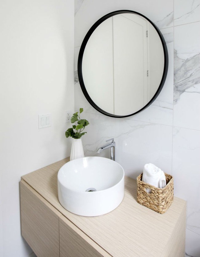 Bồn rửa sạch sẽ, sáng bắt mắt trong khu vực nhà tắm trông như bạn đang ở khách sạn 5 sao.