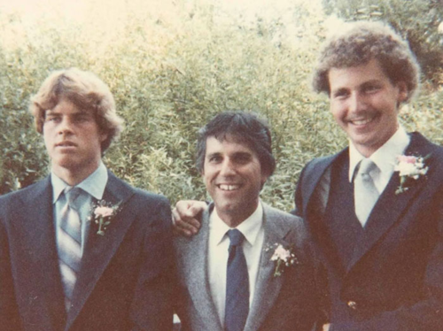 Bức ảnh gia đình cho thấy bố anh chàng Italia (ngoài cùng bên phải) có tóc xoăn và gương mặt khác hẳn so với ông nội (giữa) và bác anh (ngoài cùng bên trái). Ảnh: BoredPanda.