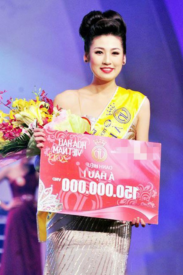 
Dương Tú Anh giành vị trí Á hậu 1 cuộc thi Hoa hậu Việt Nam 2012.

