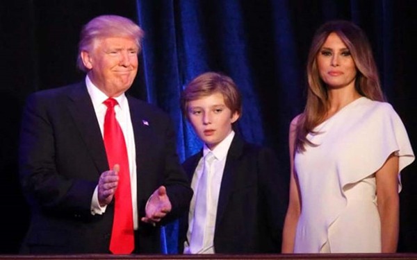 
Melania Trump chụp hình cùng chồng và con trai, Barron.
