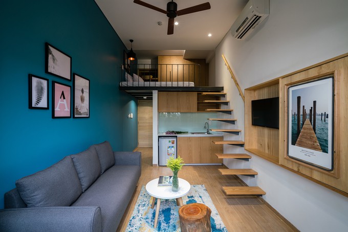 Các tầng giữa bố trí các căn hộ. Phần trước là các căn hộ có gác lửng với khu vệ sinh, bếp, phòng khách tích hợp nhỏ gọn bên dưới...