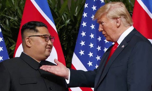 Tổng thống Mỹ Donald Trump (phải) và lãnh đạo Triều Tiên Kim Jong-un trong cuộc gặp thượng đỉnh ở Singapore tháng 6/2018.