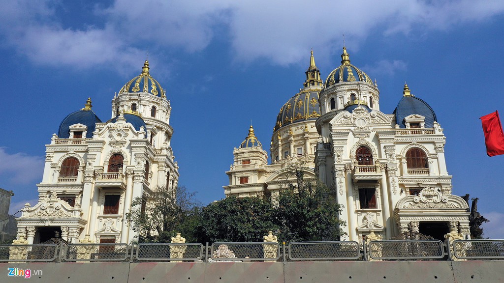 Chủ của tòa lâu đài này là ông Đỗ Văn Tiến (52 tuổi, người ở Địch Lộng, Ninh Bình). Ngoài việc để ở, ông còn thiết kế để làm văn phòng công ty.