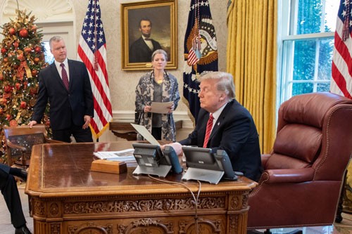 Từ phải qua trái: Tổng thống Trump, ủy viên Hội đồng An ninh Quốc gia Allison Hooker và đặc phái viên Biegun trong phòng Bầu dục đêm Giáng sinh. Ảnh: Twitter/Donald J. Trump.