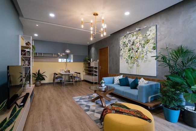 Ngôi nhà là bảng màu với tone màu trắng - xám - xanh và vàng.