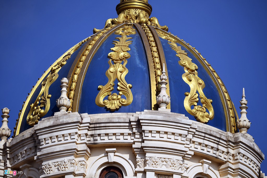 Được biết riêng phần xây thô trị giá khoảng 300 - 400 tỷ đồng nhưng chưa là gì so với phần nội thất sang trọng. Khác với hầu hết lâu đài chỉ có sơn, bả, công trình này có nhiều phần được ốp đá Tây Ba Nha.