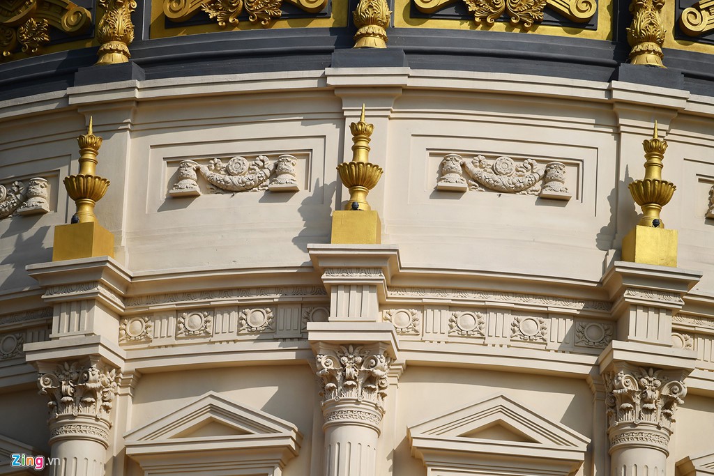 5 tầng của lâu đài có hàng trăm cái cột, mỗi cột ốp đá trị giá 450 triệu đồng, chưa kể đến những ban công, tượng đá khác.