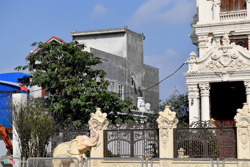 Ngôi nhà con con nằm sát bên được ông Tiến định giá 4 tỷ để mua nốt cho đẹp mảnh đất nhưng bị chủ đòi 4,5 tỷ đồng , ông không mua nữa, nay vẫn nằm ở đó.