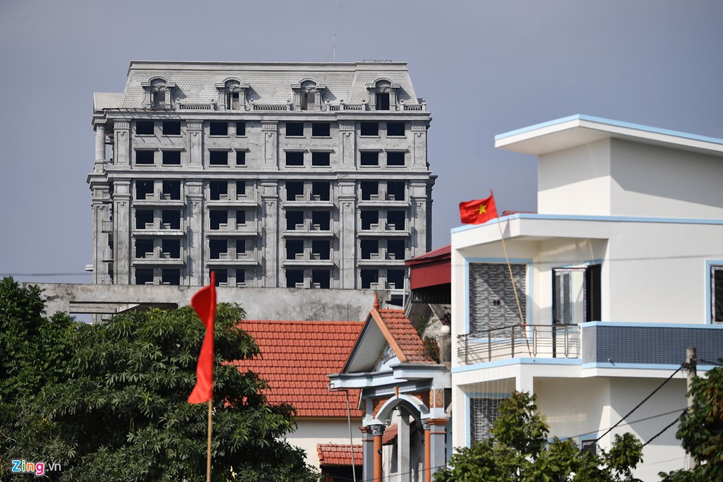 Cách đó không xa là công trình khách sạn 16 tầng của chủ lâu đài đang trong quá trình xây dựng. Được biết ông còn một căn nhà lớn nữa ở gần đây đang cho thuê làm kinh doanh chăn ga gối đệm.