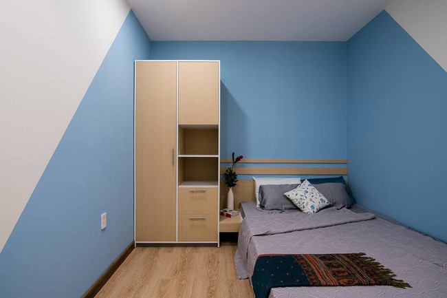 Có thể nói, KTS đã đáp ứng được yêu cầu về một căn nhà vừa lãng mạn, vừa cá tính của cặp vợ chồng trẻ. Sự tươi sáng, ngẫu hứng trong màu sắc, cây xanh đã mang đến cho ngôi vẻ đẹp không thể phủ nhận.