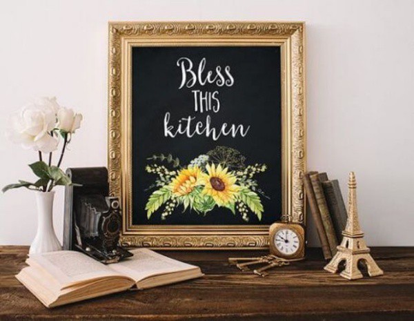 
Bức tranh in hoa hướng dương giúp căn bếp nhỏ đẹp nghệ thuật và nổi bật với gam màu vàng thân thiện, ấm cúng.
