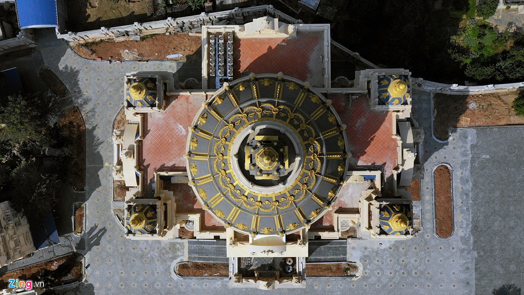 Chỉ riêng mặt sàn xây dựng của tòa lâu đài 6 tầng này đã khoảng 1.700 m2.