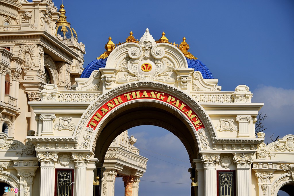 Tòa lâu đài này có 2 cổng ra vào, có đồi cây trị giá hàng tỷ đồng. Toàn bộ vỉa hè được chủ nhân lát đá. Bà bán tạp hóa đối diện tòa lâu đài cho biết ông Tiến thường sang chơi, mua hàng có tiết lộ về công trình này.