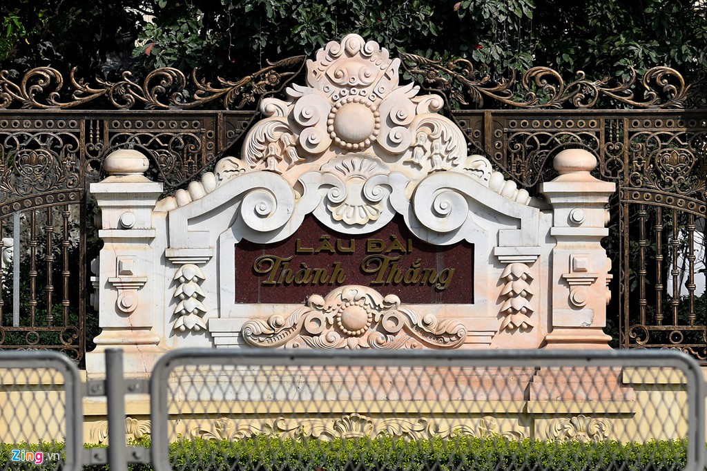 Chính giữa bức tường mặt tiền tòa lâu đài có khắc chữ Lâu đài Thành Thắng. Chủ nhân vốn có hai người con trai tên là Thành và Thắng.