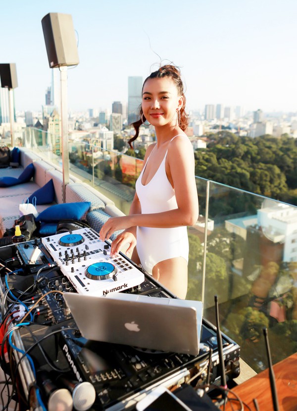 Chân dài Thanh Hương diện áo tắm nóng bỏng khi làm DJ cho chương trình.