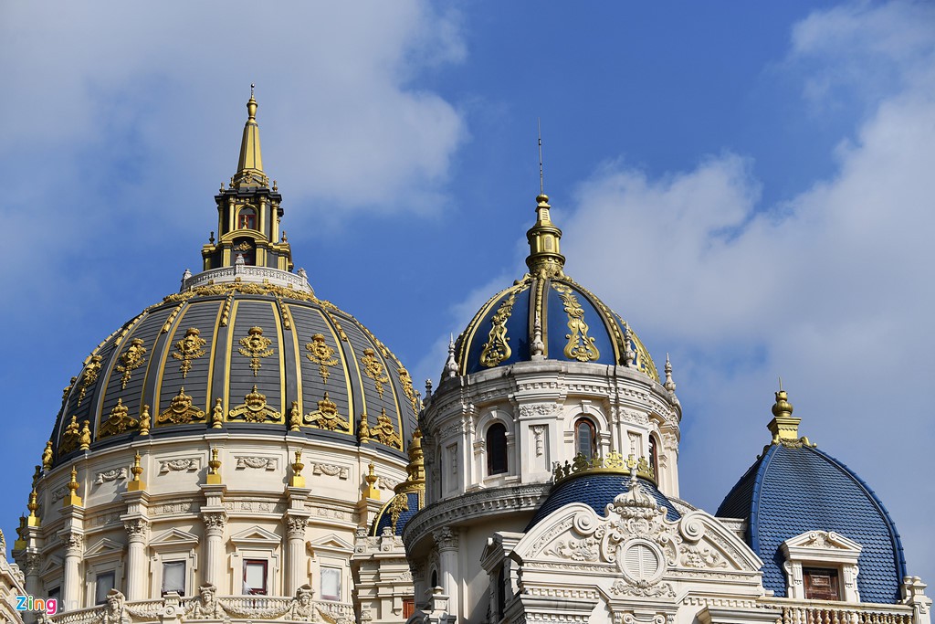 Trên cùng là mái vòm, dưới cùng là tầng âm. Tầng âm được chia thành ba khu chính, một ga ra chính rộng 700 m2 đủ sức chứa khoảng 30 xe, một ga ra phụ rộng 500 m2 đủ sức chứa khoảng 20 xe, một phòng nghe nhạc rộng khoảng 600 – 700 m2 với đủ bộ sân khấu.