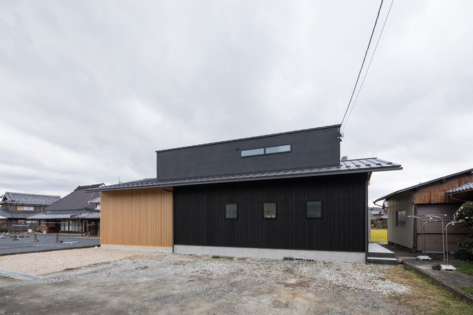 Phía bắc ngôi nhà là cánh đồng với vẻ đẹp nên thơ, phía nam là những ngôi nhà xây theo kiểu truyền thống Nhật Bản.