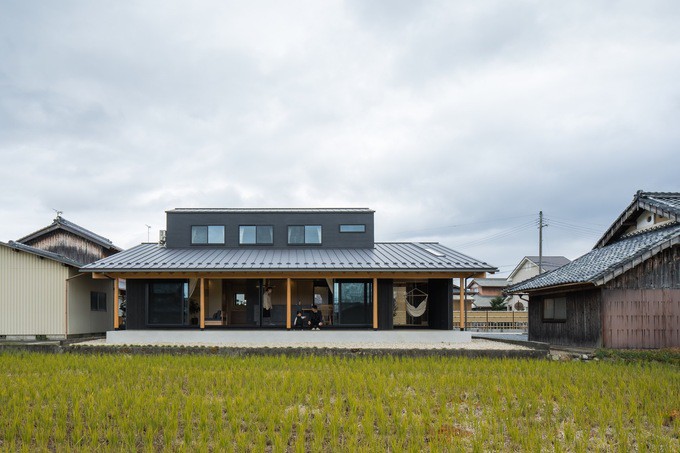 Chủ nhà là một nghệ nhân thạch cao cùng với vợ và hai con nhỏ. Các kiến trúc sư đã giúp họ tạo ra một không gian sống giống như ngoài trời ở ngay trong nhà để tăng cảm giác gần gũi với thiên nhiên.