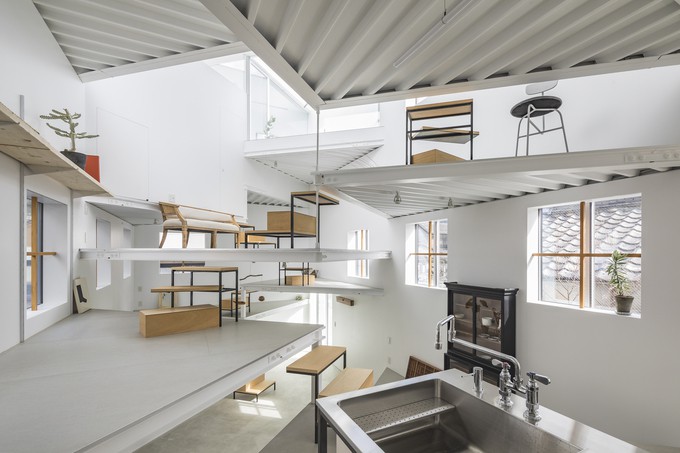 Các sàn nhà được xây theo hai hình xoắn ốc, giúp tạo ra nhiều lối đi trong nhà và cho phép tách biệt các phòng khác nhau.